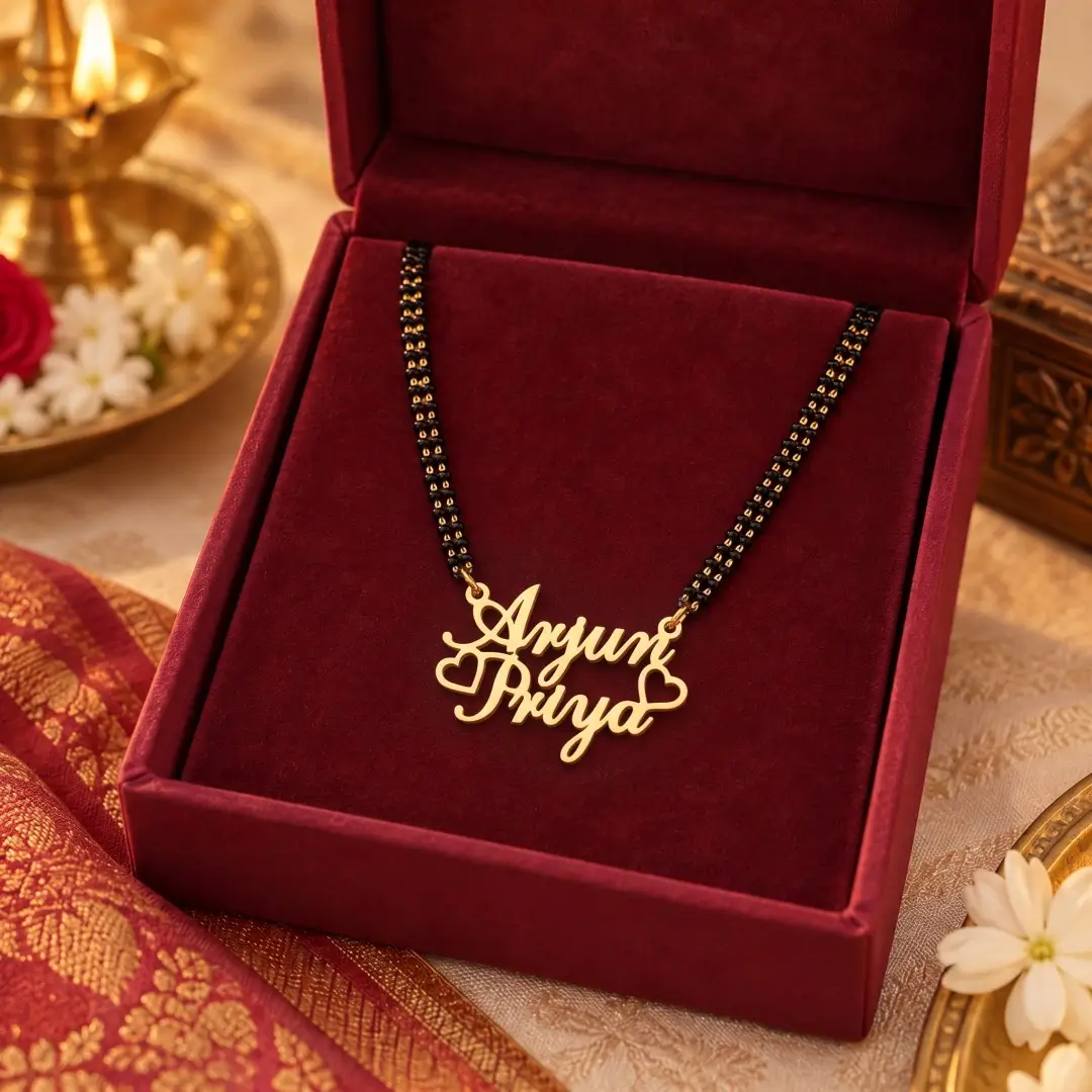 Crown and Heart Couple Name Necklace – With a black-beaded chain in a red display box Crown and Heart Couple Name Necklace with a black-beaded chain in a red display box
